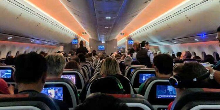 Hostesle “Uçağınızı bombalayacağız” diye şakalaşmış; 10 yıla kadar hapsi isteniyor