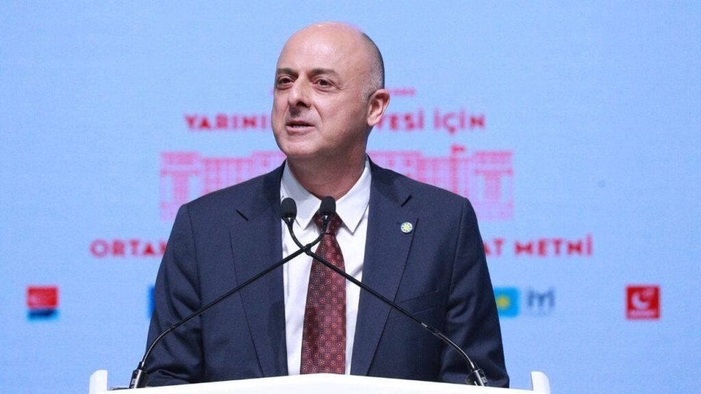 İYİ Parti’den istifa eden Ümit Özlale CHP’ye katılıyor