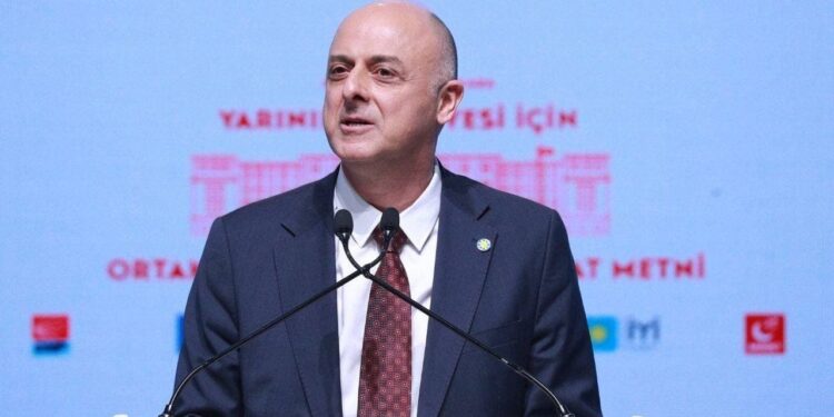 İYİ Parti’den istifa eden Ümit Özlale CHP’ye katılıyor