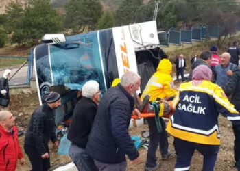 Isparta’da yolcu otobüsü devrildi: 1 ölü, 24 yaralı