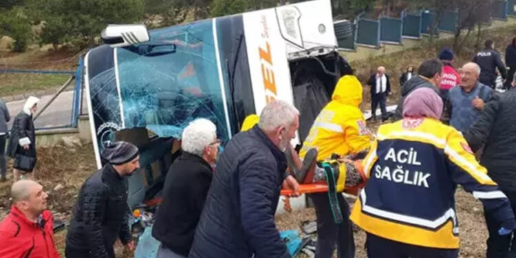 Isparta’da yolcu otobüsü devrildi: 1 ölü, 24 yaralı