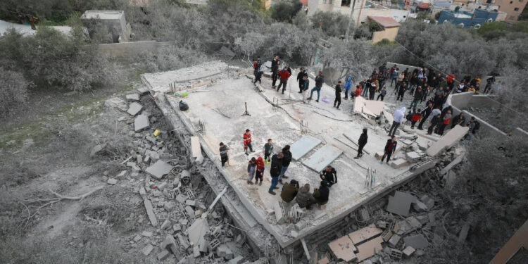 İsrail, Batı Şeria’da İki Evi 'Ruhsatsız' Deyip Yıktı