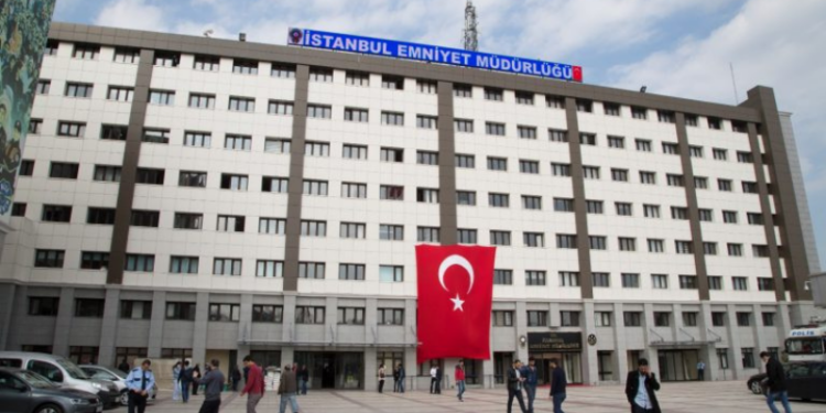 İstanbul Emniyeti'nin son 20 günde yaptığı operasyonlarda 17 ton kaçak alkol ele geçirildi