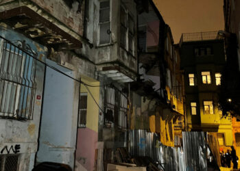 İstanbul Fatih'te Korku Dolu Anlar! 2 Katlı Metruk Bina Çöktü: 3 Bina Tahliye Edildi