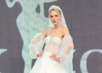 İstanbul'da 30 kilogram ağırlığındaki gelinlik 1 milyon dolara satışa çıkarıldı