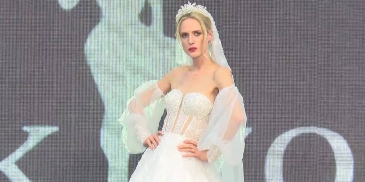 İstanbul'da 30 kilogram ağırlığındaki gelinlik 1 milyon dolara satışa çıkarıldı