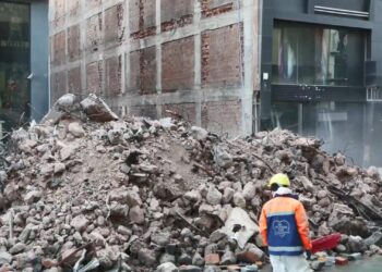 İstanbul'da çöken binanın enkazında kalan işçi halen bulunamadı!