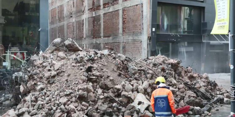 İstanbul'da çöken binanın enkazında kalan işçi halen bulunamadı!