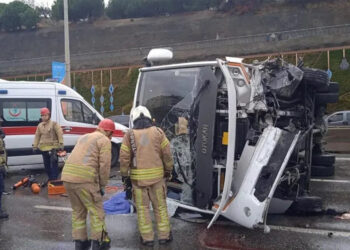 İstanbul’da servis minibüsü devrildi: 1 ölü, 7 yaralı