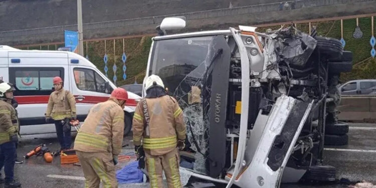 İstanbul’da servis minibüsü devrildi: 1 ölü, 7 yaralı