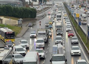 İstanbul'da yağışın da etkisiyle trafik yoğunluğu yüzde 78'e ulaştı!