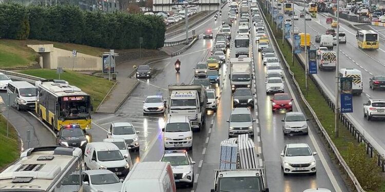 İstanbul'da yağışın da etkisiyle trafik yoğunluğu yüzde 78'e ulaştı!