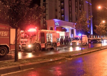 İstanbul’da yangın paniği: Elektrikli araç yandı, bina tahliye edildi