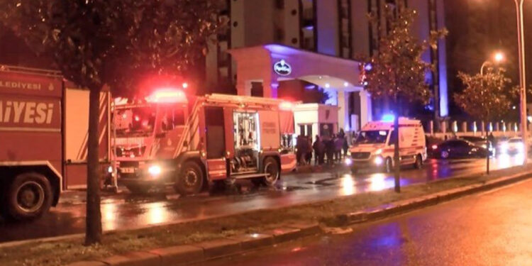 İstanbul’da yangın paniği: Elektrikli araç yandı, bina tahliye edildi