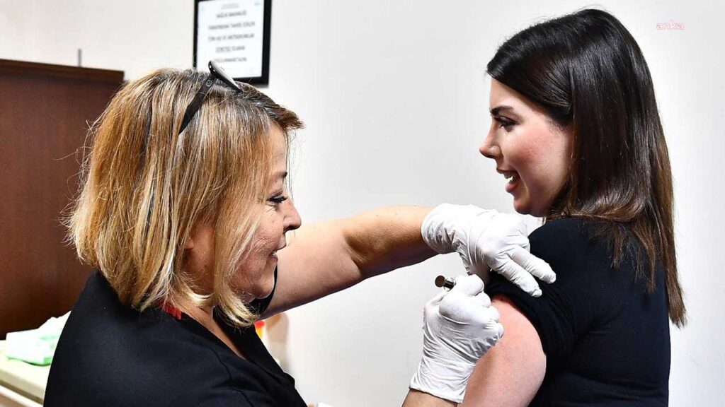 İzmir Büyükşehir Belediyesi HPV aşısı uygulamasını başlattı