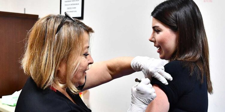İzmir Büyükşehir Belediyesi HPV aşısı uygulamasını başlattı