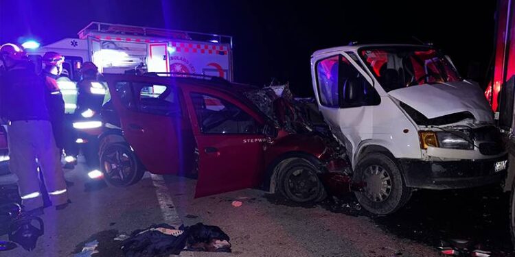 İzmir'de 3 aracın karıştığı kazada anne-oğul can verdi