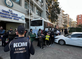 İzmir'de Son 15 Yılın En Büyük Çete Operasyonu! Beşoklar Çökertildi