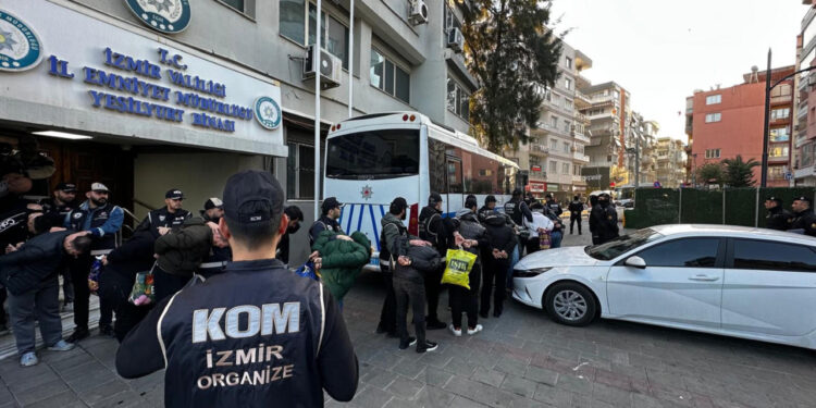 İzmir'de Son 15 Yılın En Büyük Çete Operasyonu! Beşoklar Çökertildi