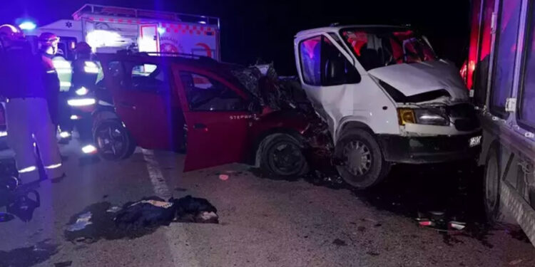 İzmir’de zincirleme kaza: Anne ile oğlu öldü; 4 kişi yaralandı
