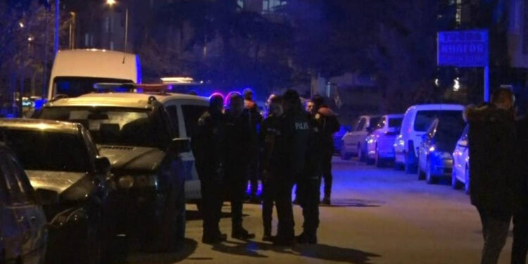 Kahvehanede Silahlı Çatışma: 2 Yaralı