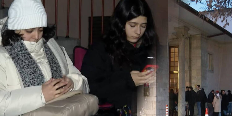 Kamp Sandalyeleriyle Sabah 5'te Sıraya Girdiler, Biletler 20 Saniyede Tükendi