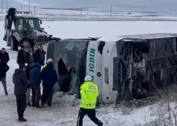 Kars’ta yolcu otobüsü, şarampole yuvarlandı: 23 yaralı