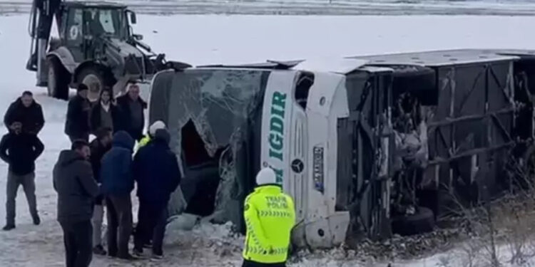 Kars’ta yolcu otobüsü, şarampole yuvarlandı: 23 yaralı