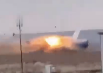 Kazakistan’da yolcu uçağı düştü