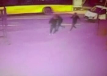 Kendilerini sivil polis olarak tanıtıp kadını zorla götürmek istediler, eşi gelince kurşun yağdırdılar