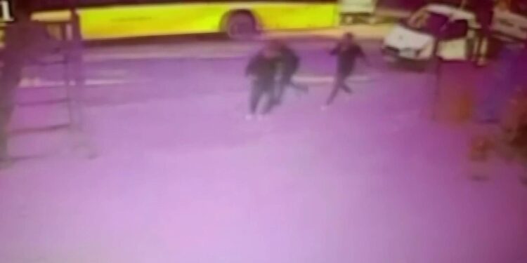 Kendilerini sivil polis olarak tanıtıp kadını zorla götürmek istediler, eşi gelince kurşun yağdırdılar