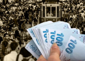 Bundesliga’da ilginç olay: Kaleciye atılan çakmak maçı durdurdu; takımlar soyunma odasına gitti, kaleye forvet geçti, oyuncular protesto etti