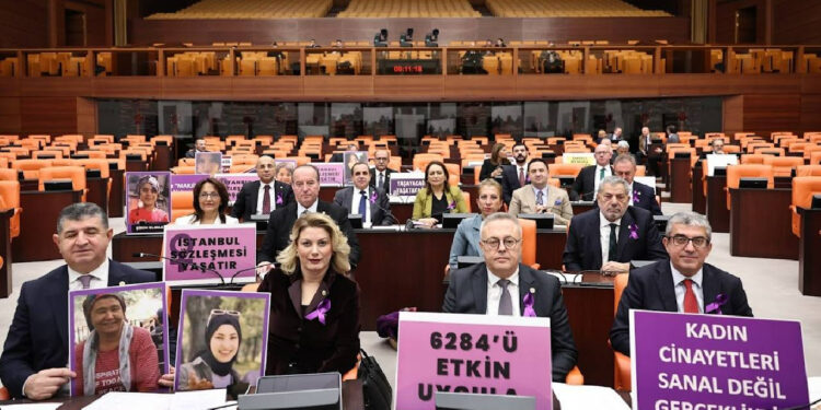 Meclis'te Gündem Kadın Cinayetleri.... CHP'li Vekil İktidara Seslendi: 'Bu Kürsüden Açıklayın, Elinizi Kim Tutuyor?'