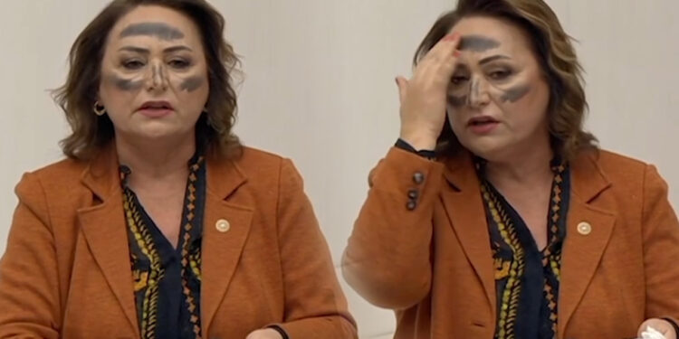 Meclis'te Madenci Protestosu! CHP'li Müzeyyen Şevkin Yüzünü Boyadı: 'Bu Hepimizin Alnının Karasıdır'