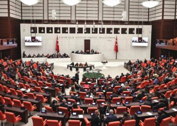 Meclis'te "mitomani" tartışması: Vekiller birbirine girdi