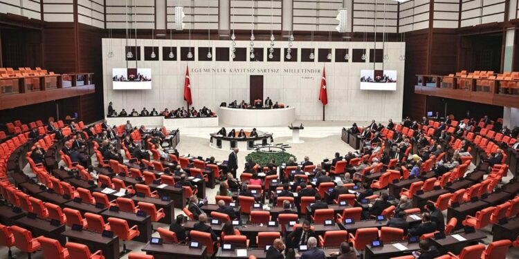 Meclis'te "mitomani" tartışması: Vekiller birbirine girdi