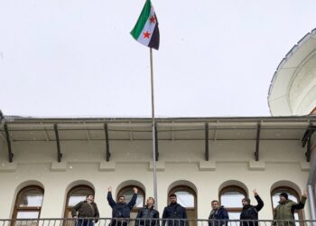 Moskova’daki Suriye Büyükelçiliği’nde yeni bayrak göndere çekildi