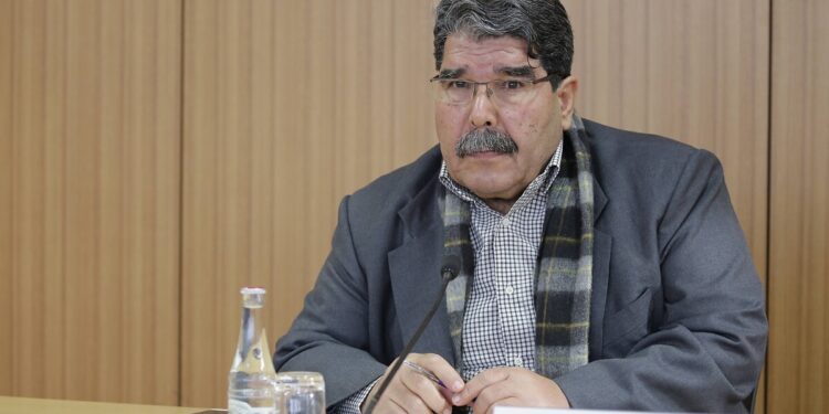 Müslim: HTŞ’yi ‘terör örgütü’ olarak görmüyoruz, bize adım atarlarsa…