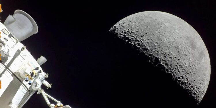 NASA, Ay’a dönüş projesini erteledi