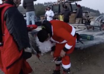 Noel Baba kostümüyle sıcak hava balonundan atladı