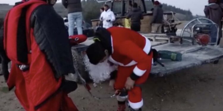 Noel Baba kostümüyle sıcak hava balonundan atladı