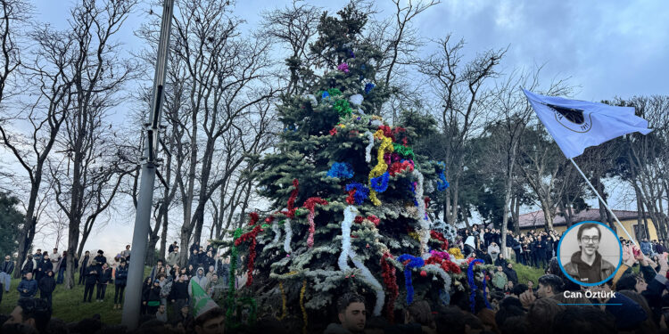 Öğrenciler bütün engellemelere rağmen ağacı süsledi