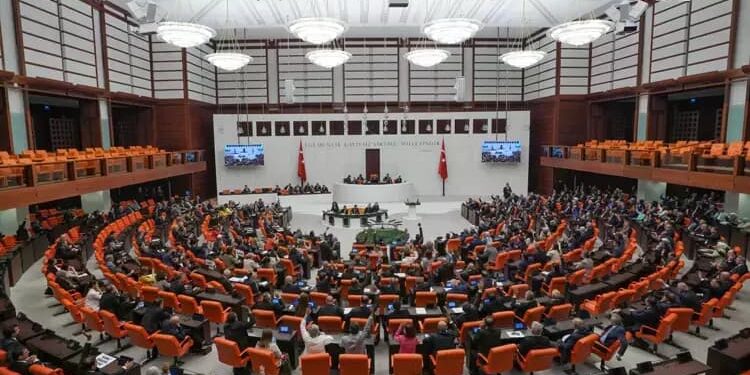 Özgür Özel dahil 16 vekilin dokunulmazlık dosyası Meclis’te
