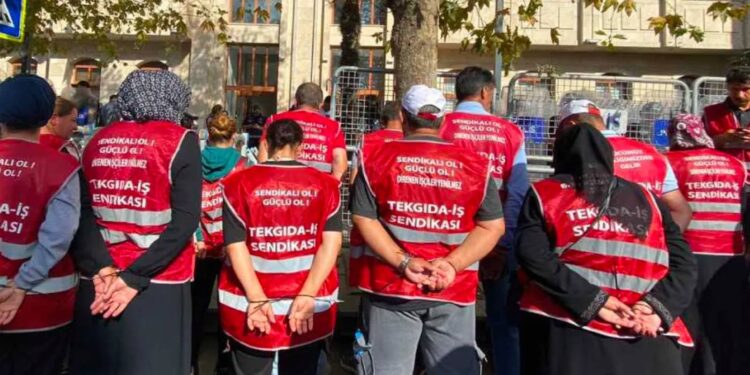 Polonez işçileri, grevi Ankara'ya taşıyor