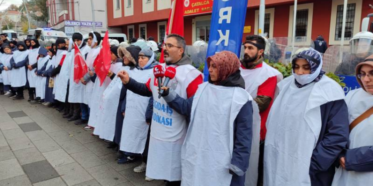 Polonez işçilerinin Ankara yürüyüşüne yine engel; beyaz kefen giyerek eylemlerini sürdürdüler