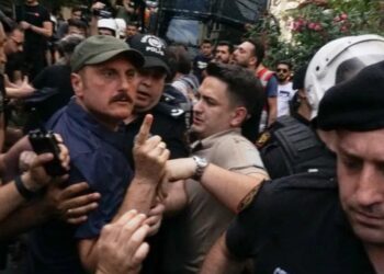Protestoculara yapmadığını bırakmamıştı: O polis görevden alındı