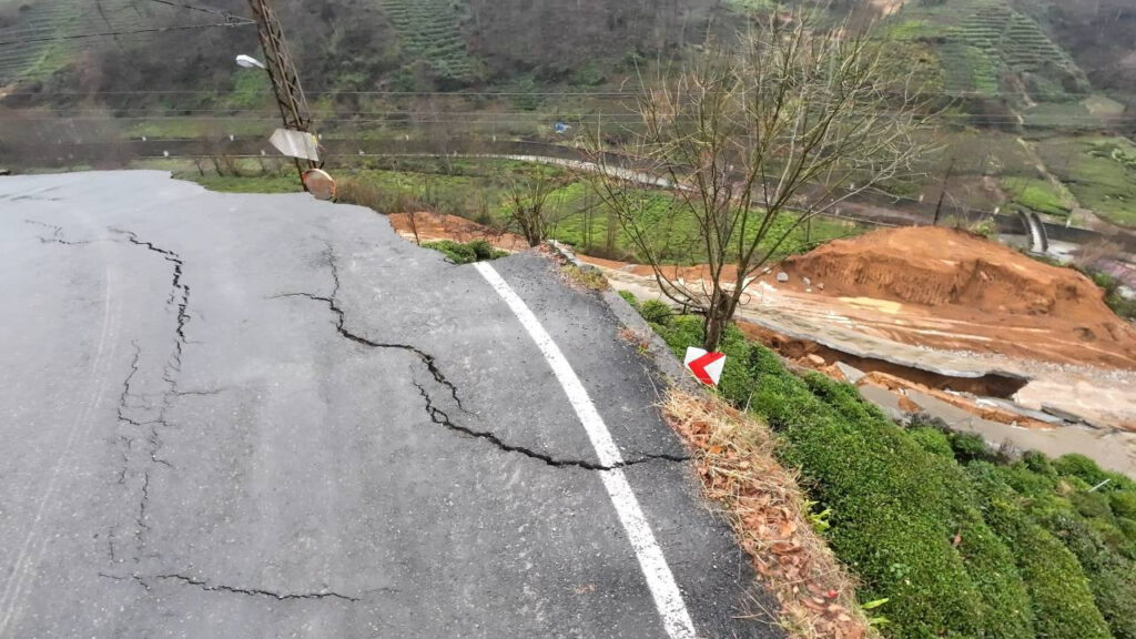 Rize’de Heyelan Felaketi! Önce Yol Çöktü Sonra Elektrikler Kesildi