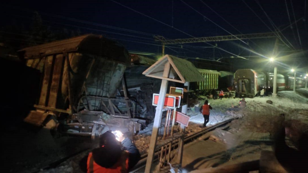 Rusya'da Feci Kaza: Yolcu Treni ile Yük Treni Kafa Kafaya Çarpıştı