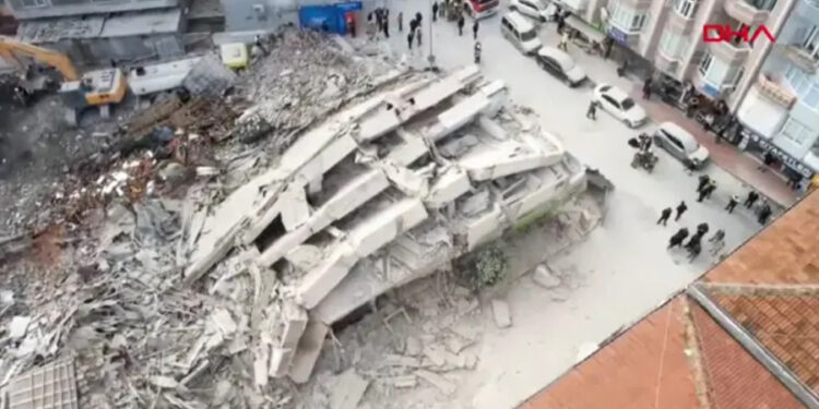 SON DAKİKA | İstanbul’da 5 katlı bina çöktü