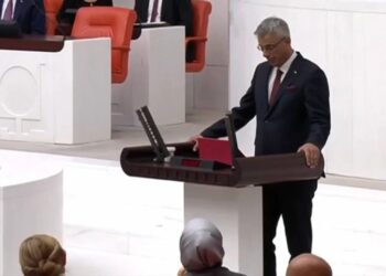 Sağlık Bakanı, Meclis’te ‘istifa’ sloganlarıyla protesto edildi